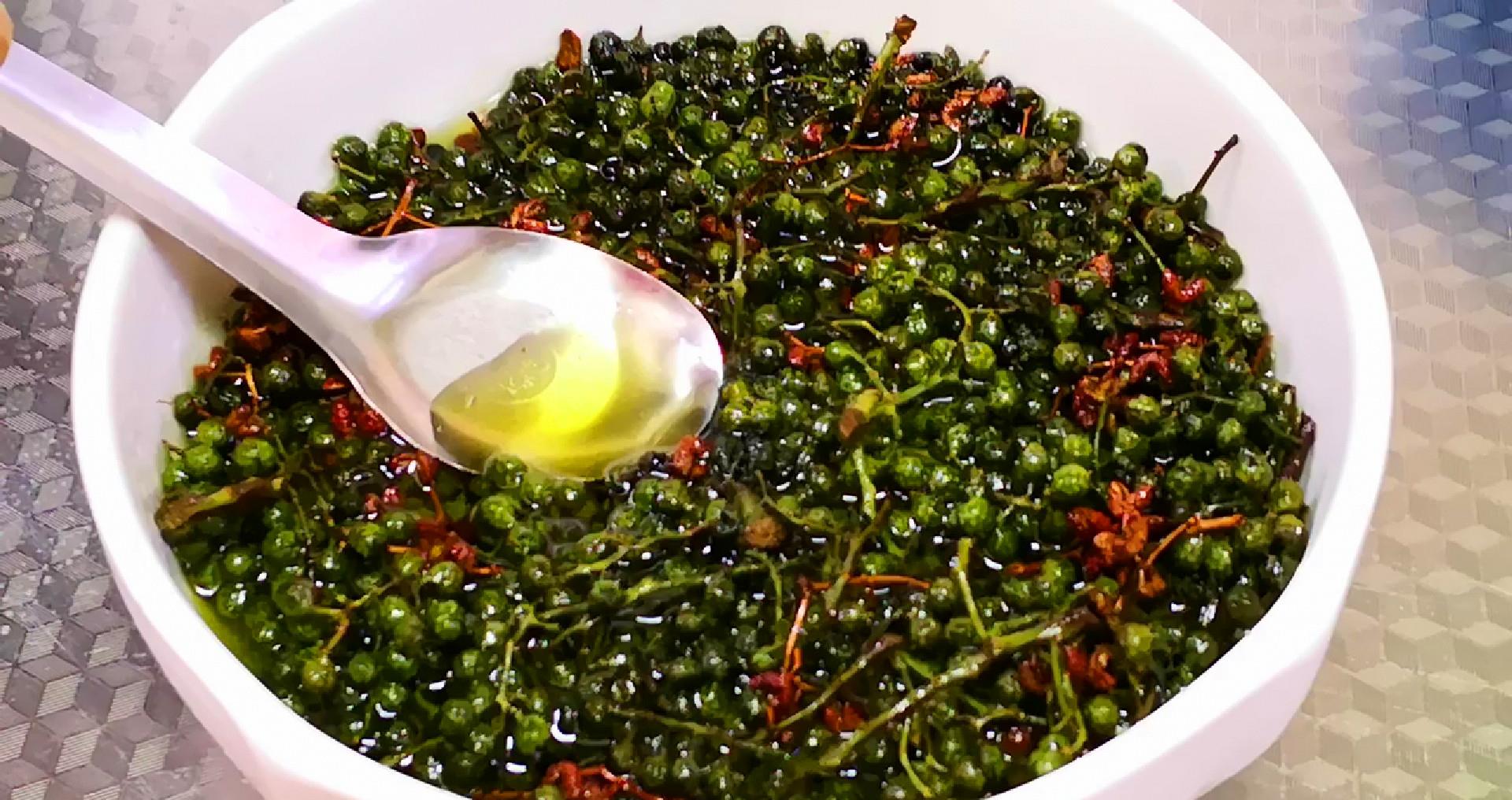 炸花椒油时,直接下锅炸就错了,少了关键1步,花椒油不苦才怪!