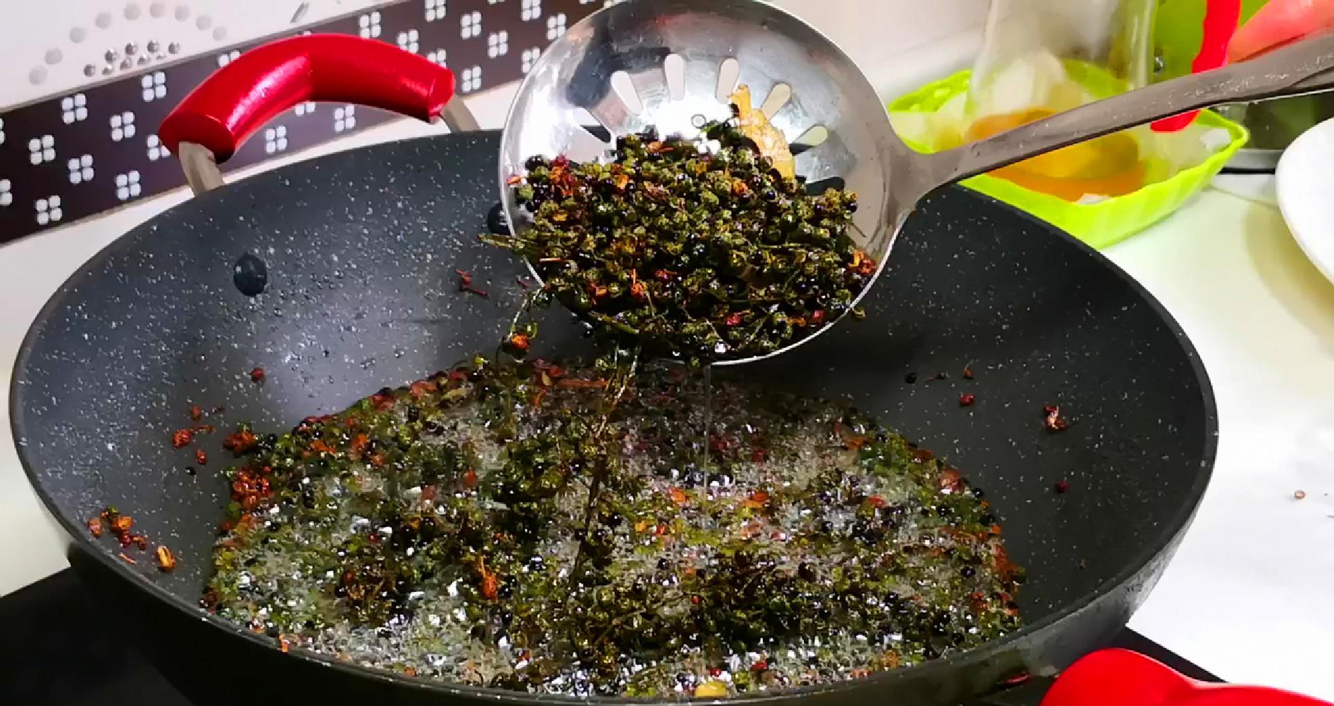 炸花椒油时,直接下锅炸就错了,少了关键1步,花椒油不苦才怪!