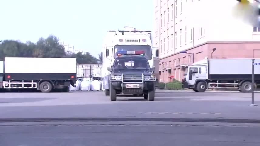 武警押运上亿钞票路遇堵车立马一级警戒霸气