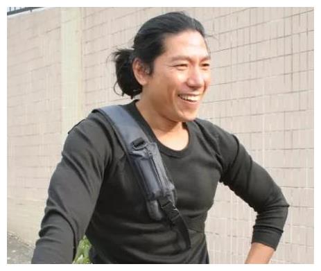 58岁的乌鸦张耀扬参加聚会,满头白发的样子太沧桑