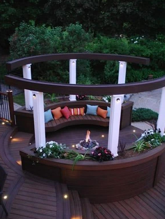 有个带大露台的房子就是好!砌成下沉式,能做沙发又能养花,美爆