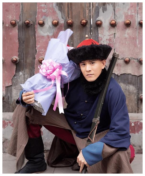 很早就出道了,只不过最近才红起来,经超很早就结婚了,妻子是李佳麟,也