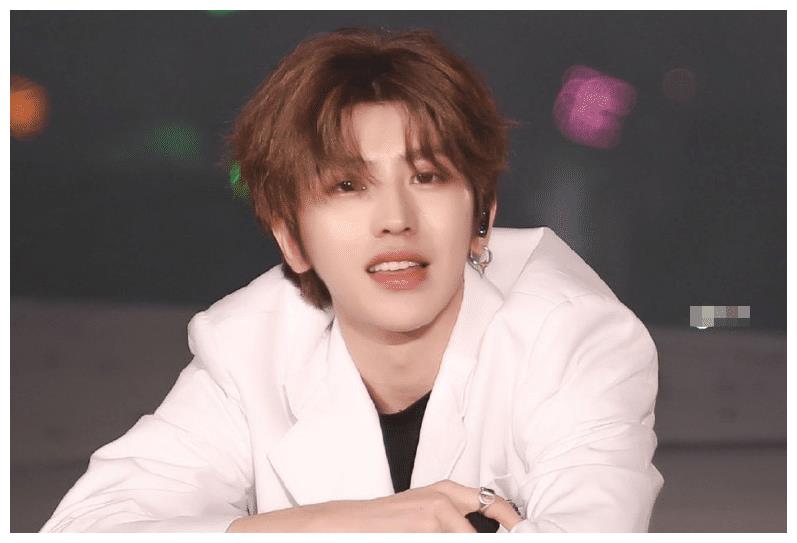 都说蔡徐坤靠颜值撑场，看他录跑男留下的淤青，就不这么认为了休闲区蓝鸢梦想 - Www.slyday.coM