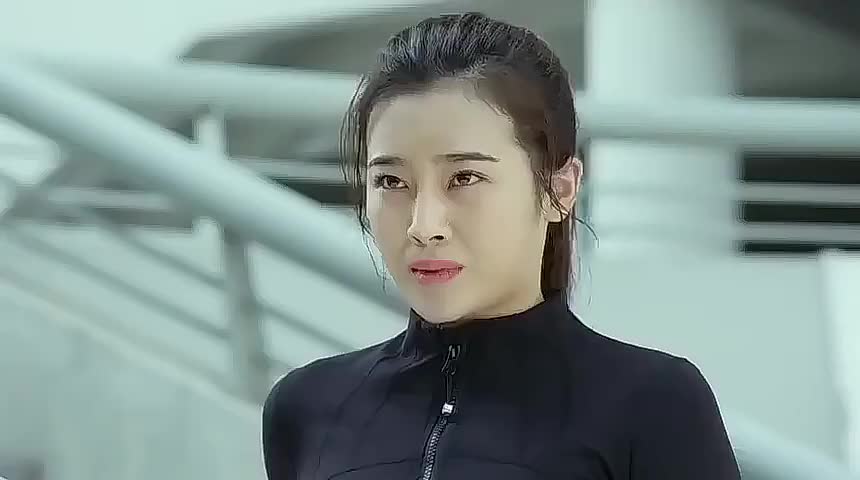 警察锅哥:简凡和班长姐打球当班长姐换上运动装后,别有一番风味