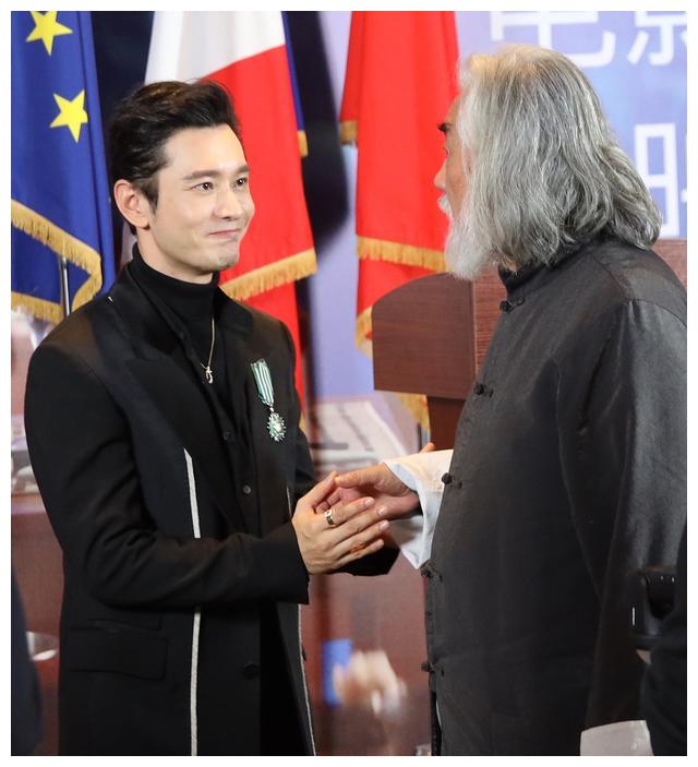 黄晓明与导演张纪中握手交谈.
