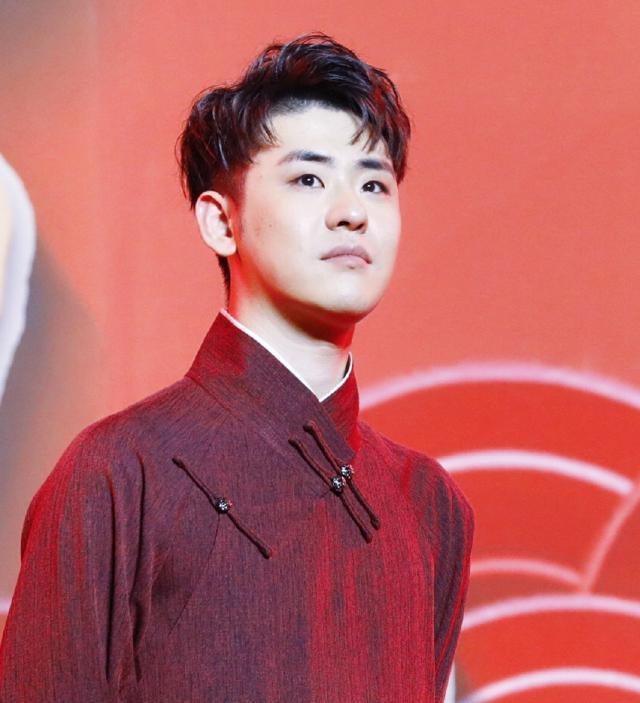 张云雷杨九郎的新大褂真好看,暗红条纹和新扣子,看着沉稳大气