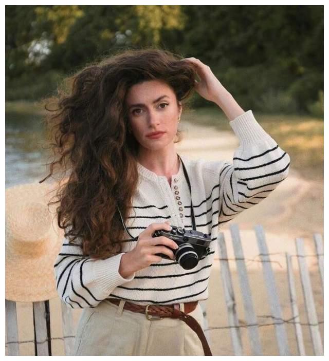 一头慵懒的卷发博主leanneansar风情万种的法式复古风日常