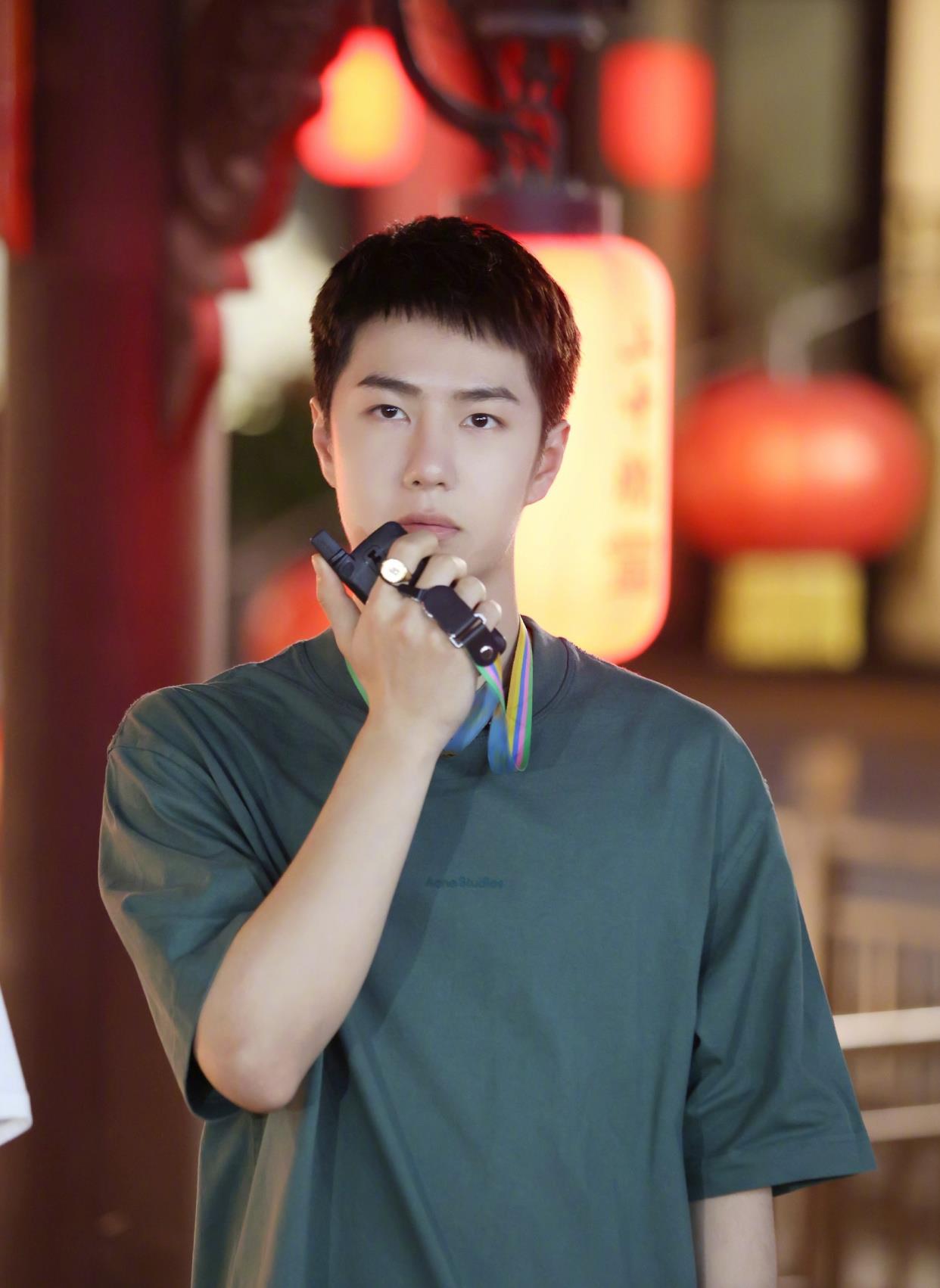 王一博:《天天向上》玩游戏,酷盖一副【随意路过】的悠哉样儿~_高清