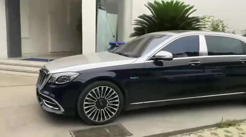 奔驰s级做个双拼色后,小小的改