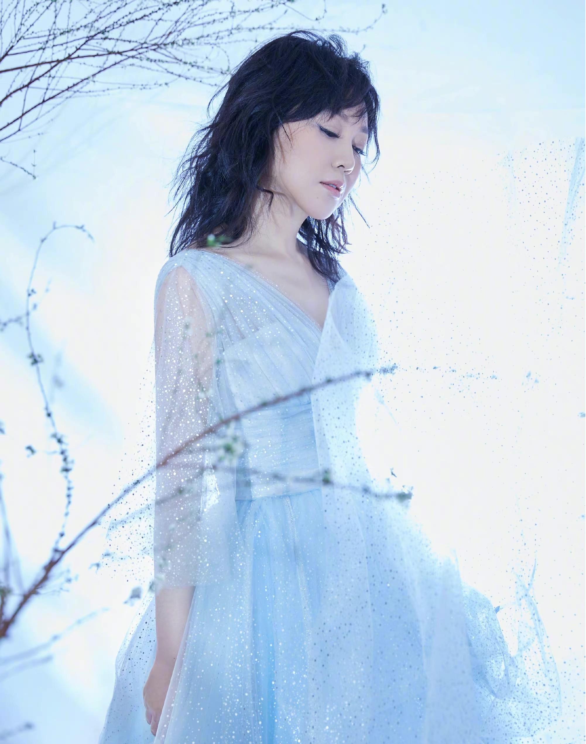 闫妮难得秀女人味蓝色轻纱长裙温柔清新49岁惊艳全场