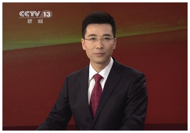 他是笑容最多央视主持,结婚多年妻子"成谜",今儿子是他的骄傲