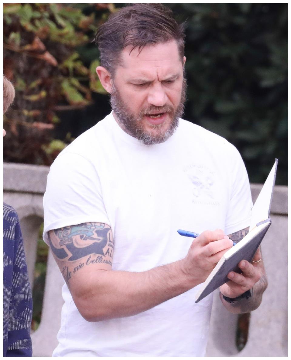 毒液汤姆哈迪带儿子逛街头发变稀疏身材长胖差点认不出