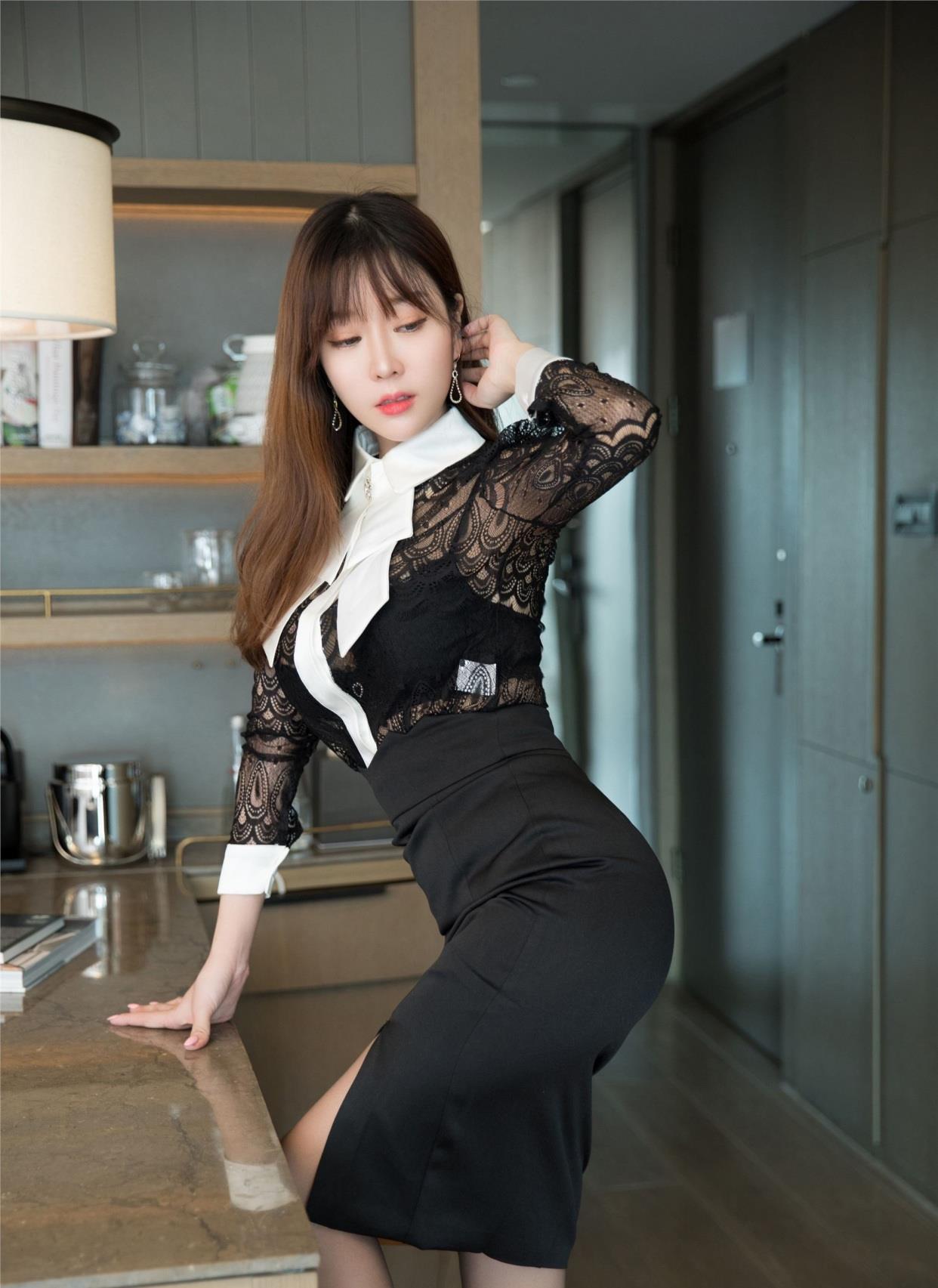 黑色蕾丝拼接连衣裙搭配黑色尖头高跟鞋优雅大方,你能驾驭吗?