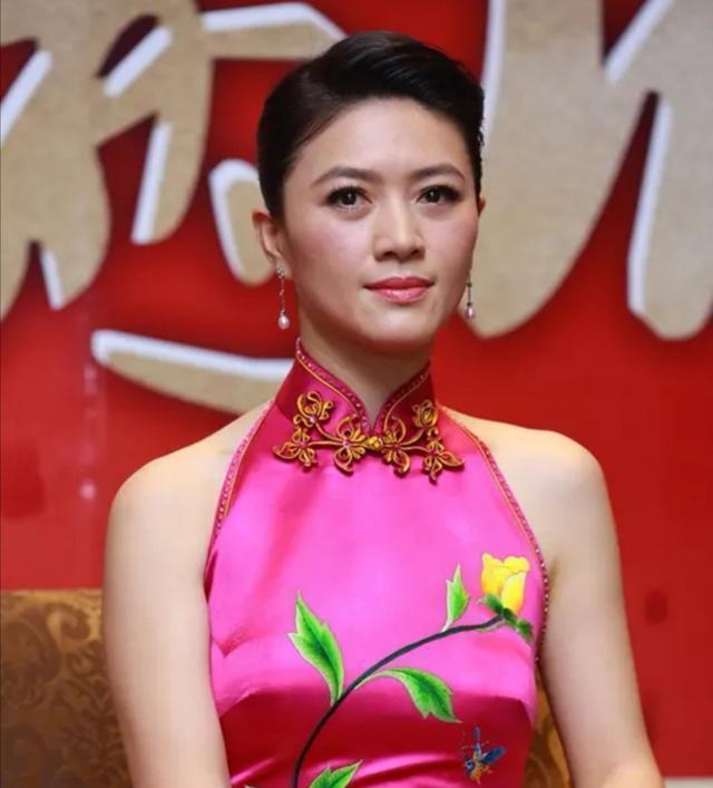 田海蓉穿桃红旗袍,娇俏艳丽,东方美演绎得恰到好处