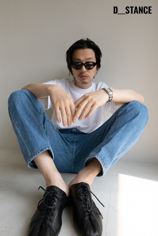 韩国艺人李东辉最新杂志写真曝光