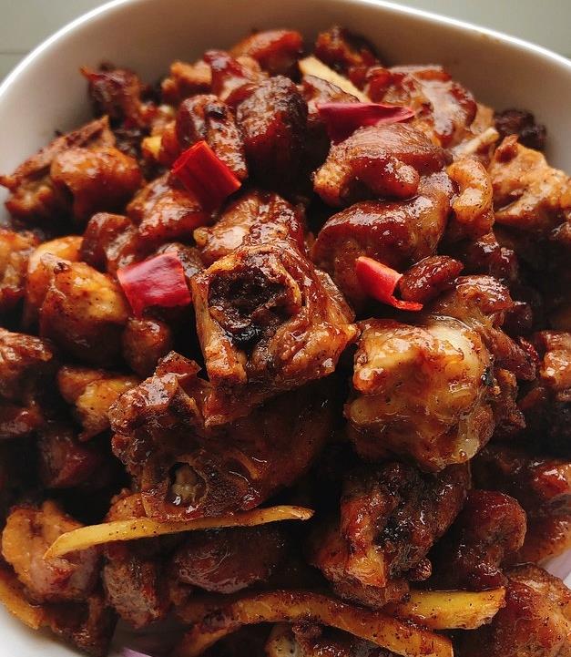 用料鸭腿2只黑胡椒酱2勺生抽2勺白酒2勺黑胡椒粉1勺配料姜丝,花椒