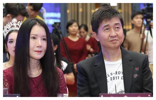 付笛生和妻子任静近照,任静面部僵硬好吓人,儿子名字真霸气