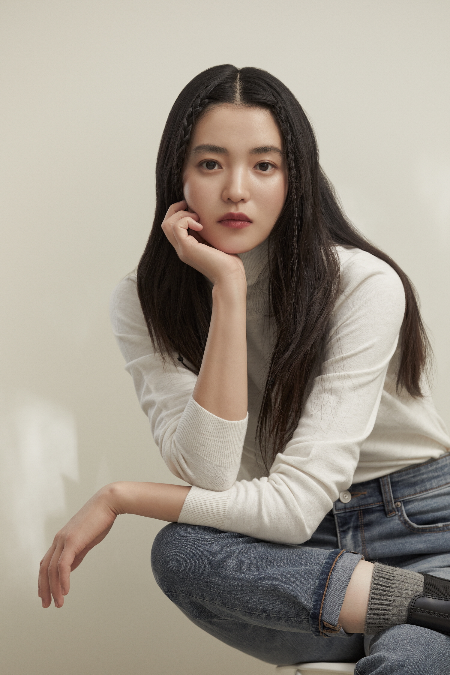 韩国艺人金泰梨,柳俊烈近日携手为代言的服装品牌拍摄