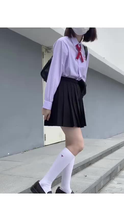 jk制服穿搭,白色长袖衬衫搭配黑色格裙,超可爱!