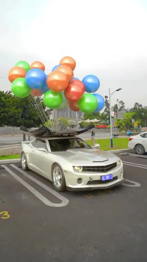 这又是哪位人才发明的,用氢气球让汽车飞行,以后就不怕堵车了