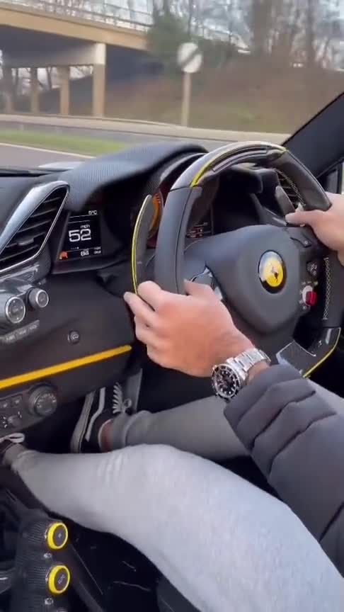 坐进法拉利的车内就知道兰博基尼输在哪里差距太大了