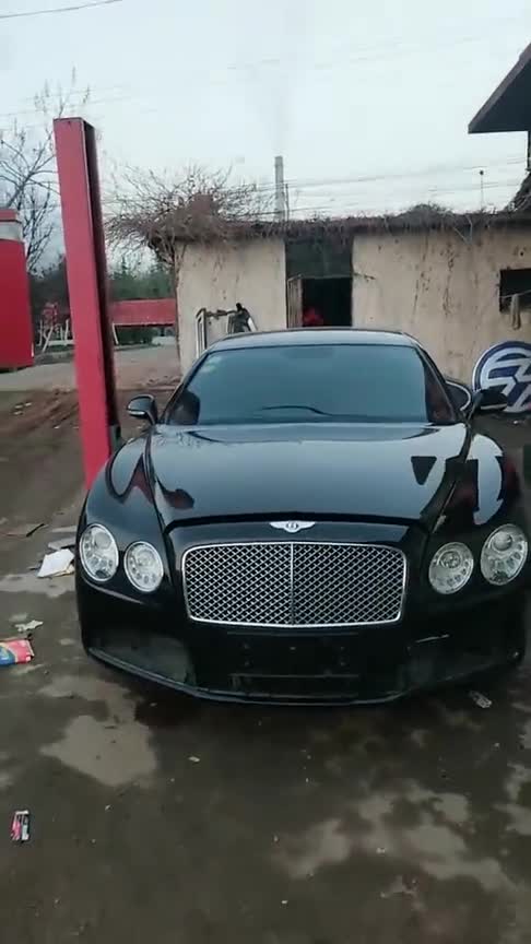 真的是宾利不是比亚迪?车主胆子不小,修车的胆子也挺大!