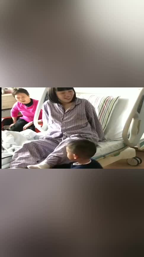 妈妈要生二胎了儿子陪在身边无微不至的照顾真是太暖心了