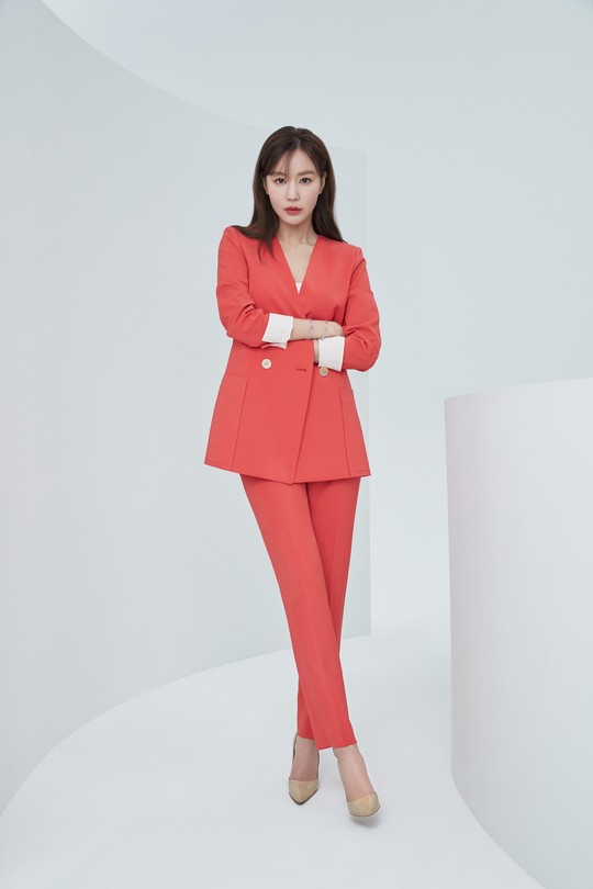 韩国女艺人金雅中最新代言宣传写真曝光