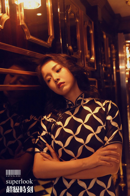 孙雅丽受邀参加艺术活动,复古旗袍彰显优雅韵味