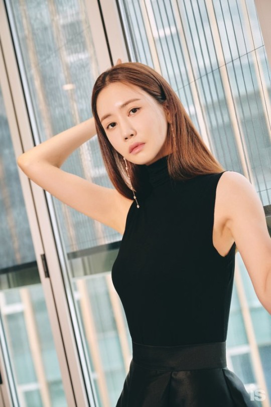 韩国女艺人李多海最新杂志写真黑白双色风格