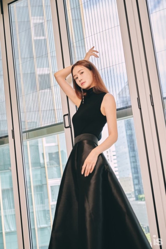 韩国女艺人李多海最新杂志写真黑白双色风格