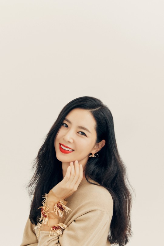 韩彩雅杂志写真 戴贝雷帽笑容温婉