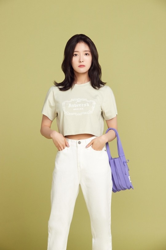 韩国女艺人李世荣代言女装品牌拍写真活泼