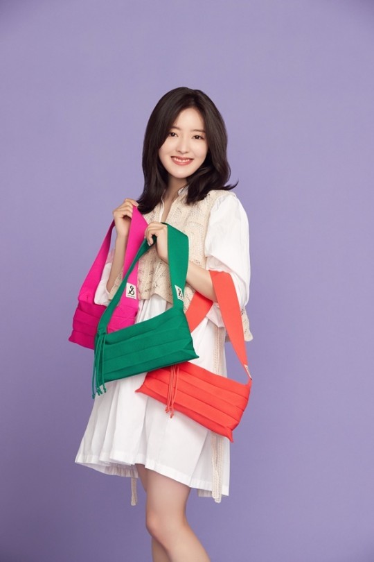韩国女艺人李世荣代言女装品牌拍写真活泼