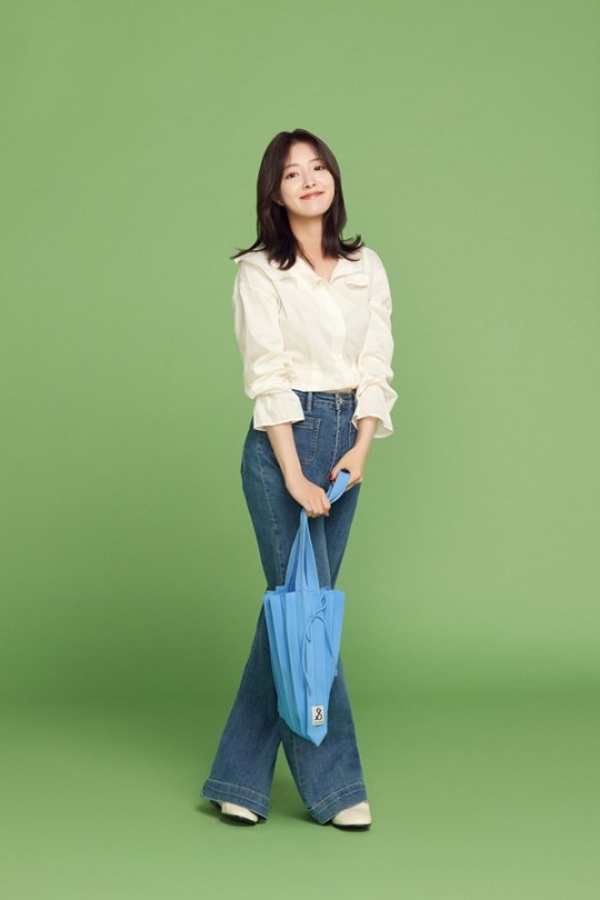 韩国女艺人李世荣代言女装品牌拍写真活泼