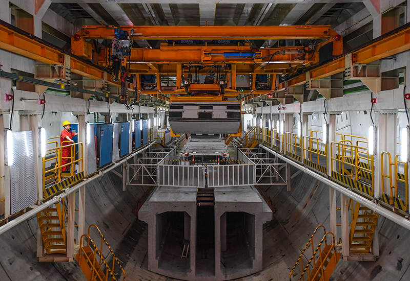 由两台直径超13米的巨型盾构机从东莞虎门和广州南沙两端分别盾构掘进