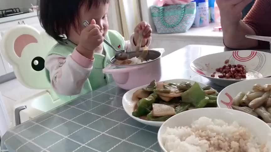 真是治愈系视频,看到小宝宝吃饭的样子,感觉胃口大开啊!