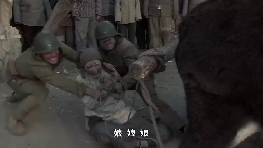 为阻止小鬼子的暴行八路军伤员挺身而出