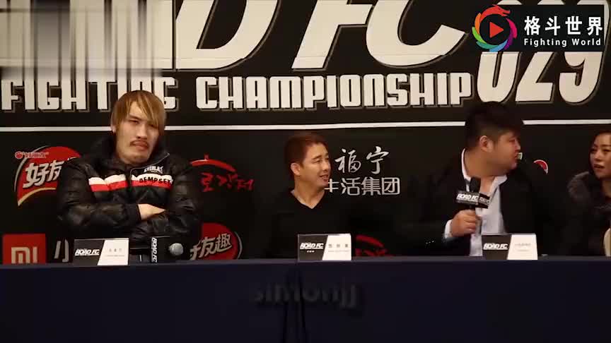 韩国巨人当面撕敖日格勒照片并让他滚回中国,十几个保安都拦不住