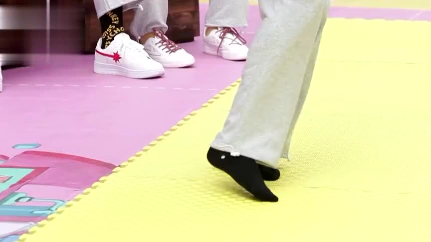 当场社死宋亚轩的袜子竟然烂着两个洞全场笑翻