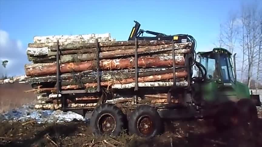 冰天雪地拉一车木头这拖拉机性能真好
