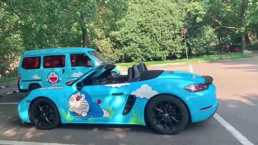 车主这是有多喜欢哆啦a梦啊,把车装饰成这样,真的有被他暖到!