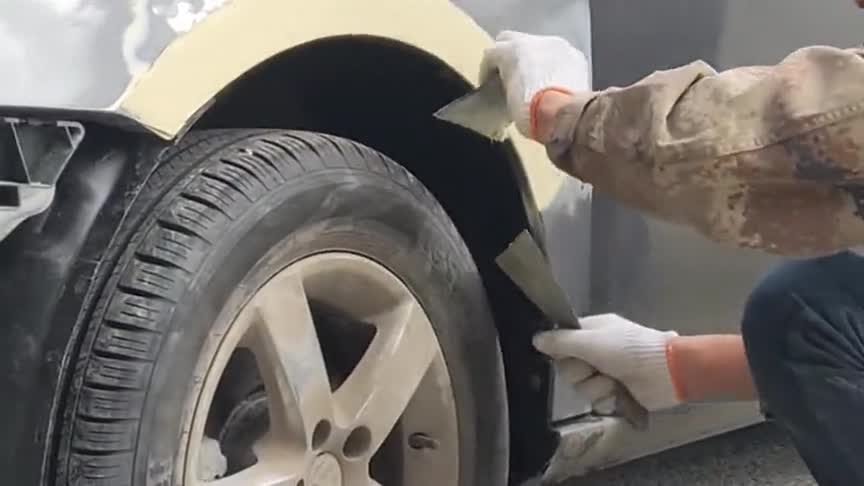 汽修工给汽车刮腻子不去混工地真可惜了不然一定会被重用的