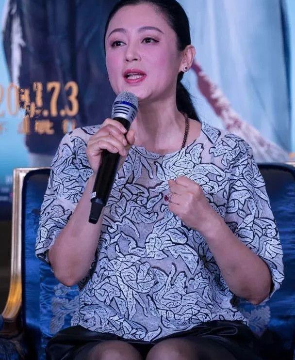 陈红自然大气不做作的脸很抢镜,都快忽略她发福的身材了,真好!