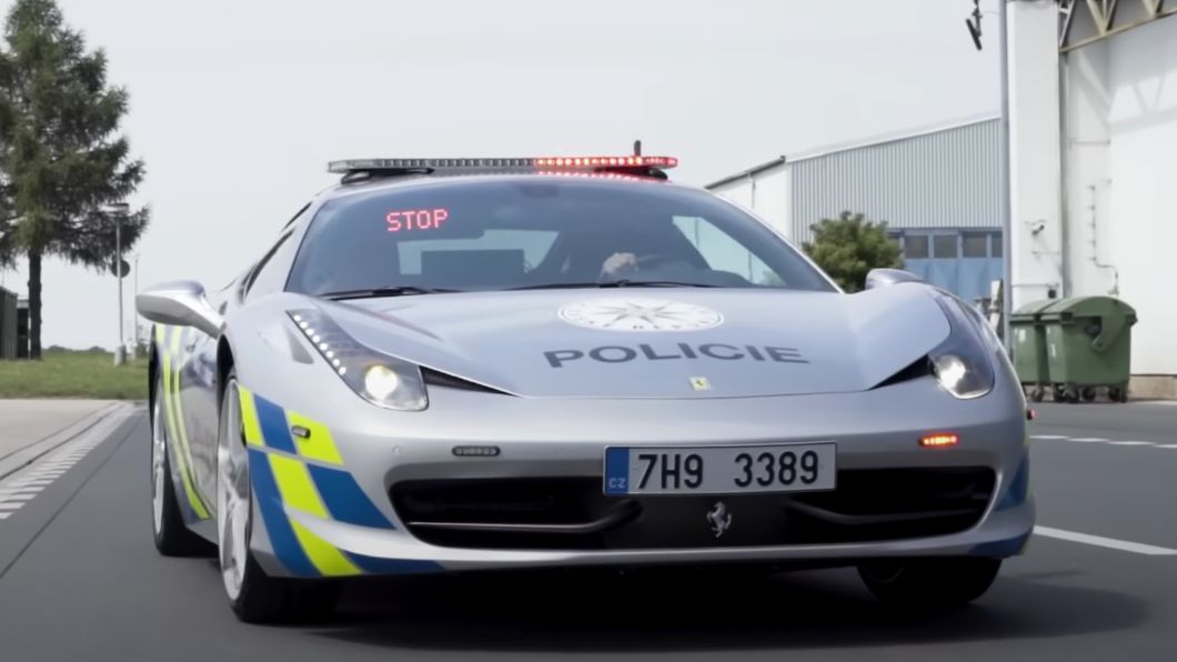 这才叫做善用没收车辆捷克警方把没收的法拉利改造成警用车