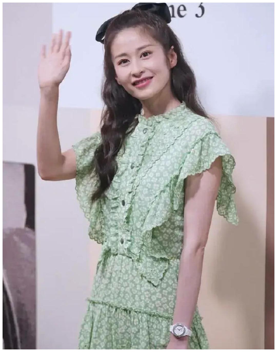 颖儿哪像孩子妈碎花绿裙和蝴蝶发箍元气又甜美比少女还少女