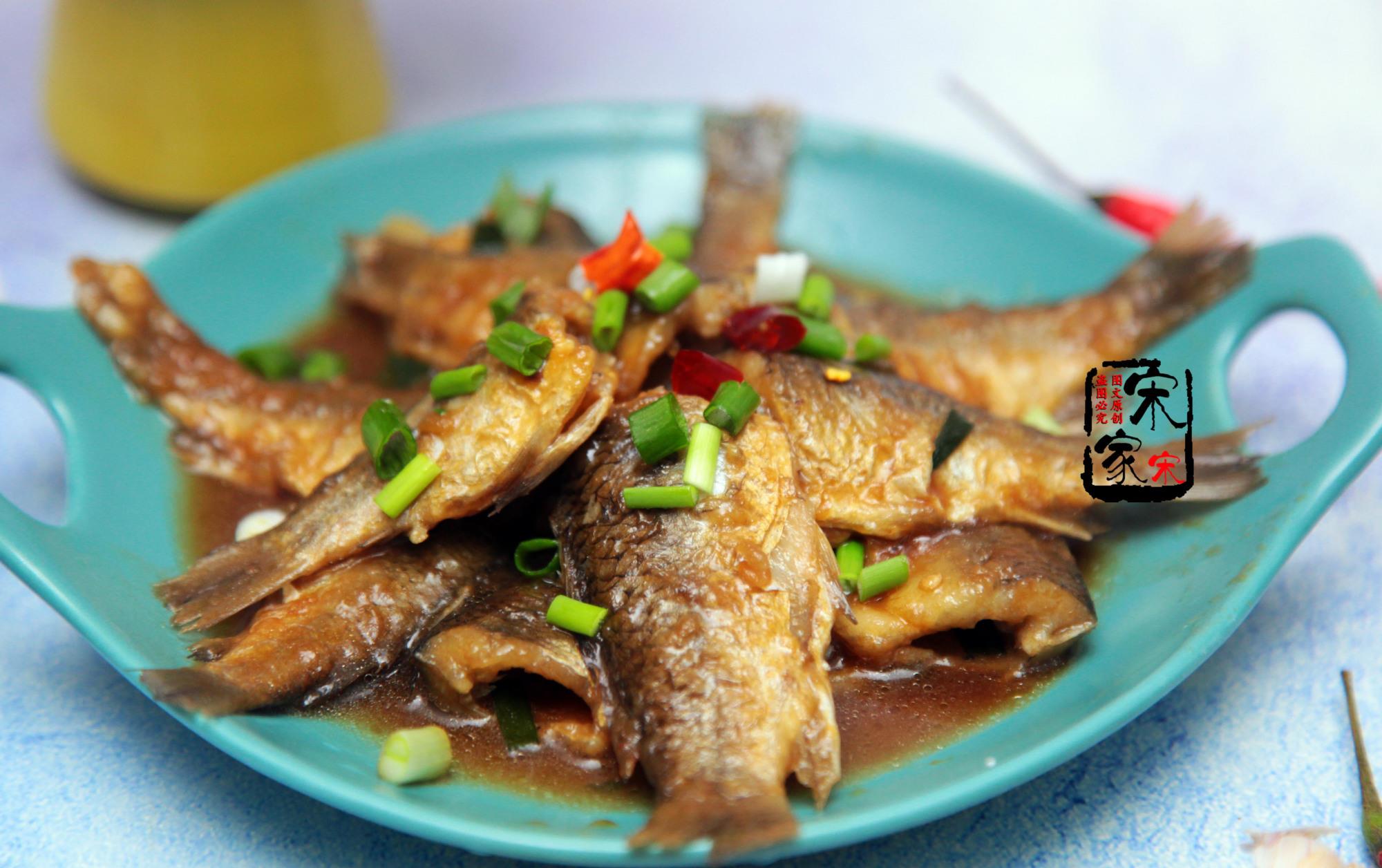 鲫鱼别炖汤了学会烧鱼3个小技巧入味鲜嫩上桌一会就吃光