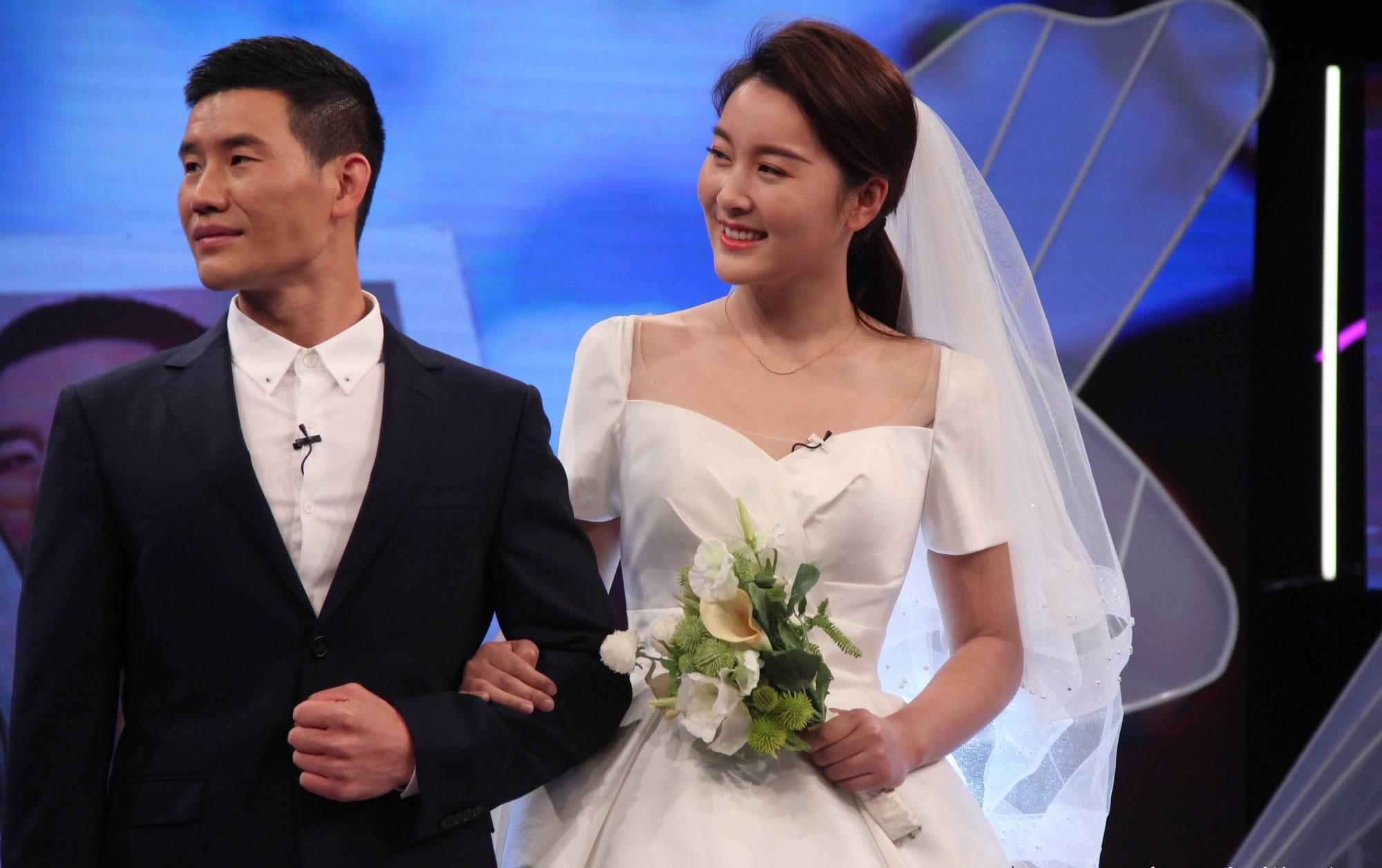 谢孟伟一家四口拍视频记录生活圈外妻子美艳动人不输女明星