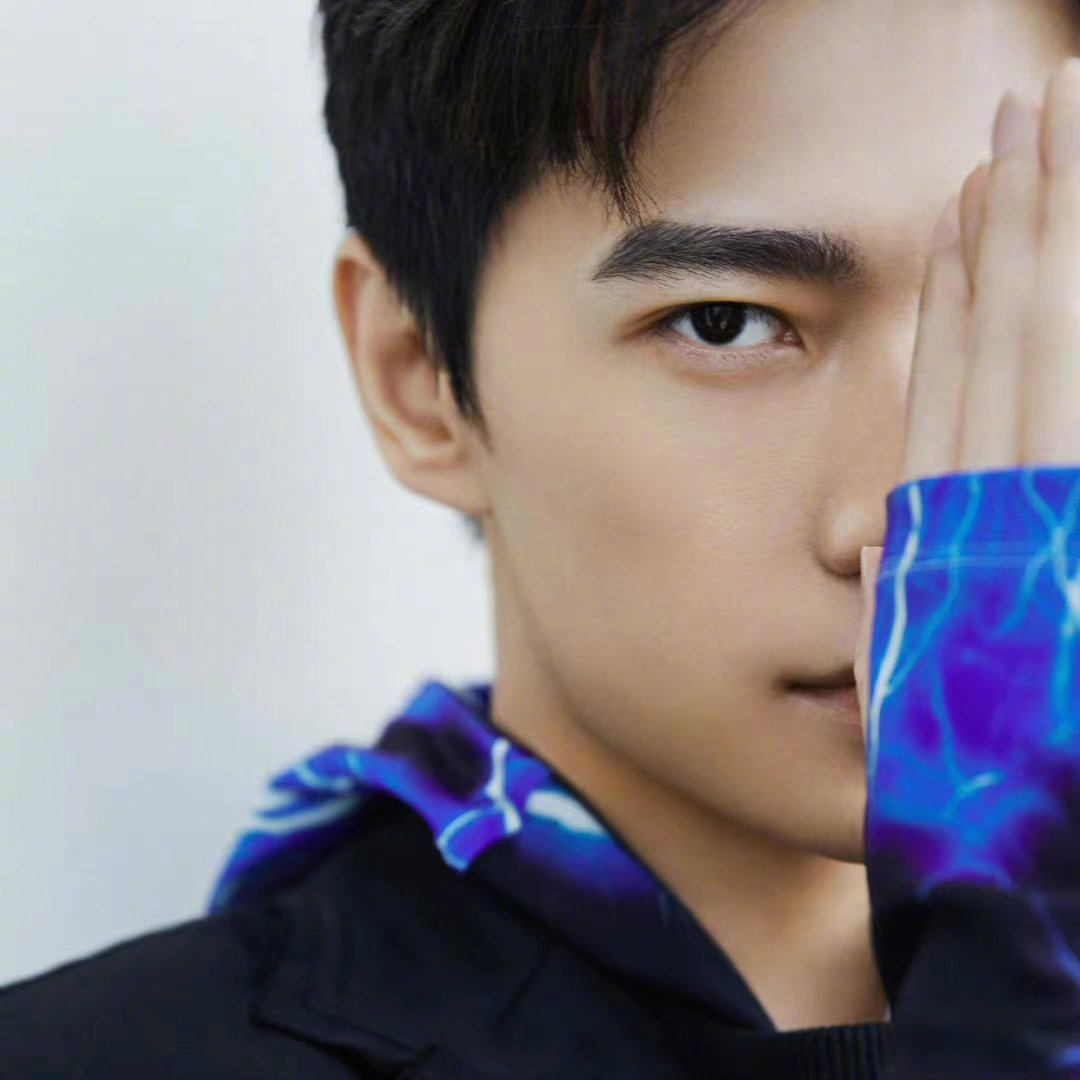 精致的眼型让男明星无惧怼脸拍男演员们眼里都是戏