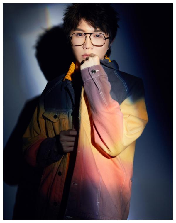 有种"整容"叫毛不易戴眼镜,本以为颜值一般般,谁知帅出新高度